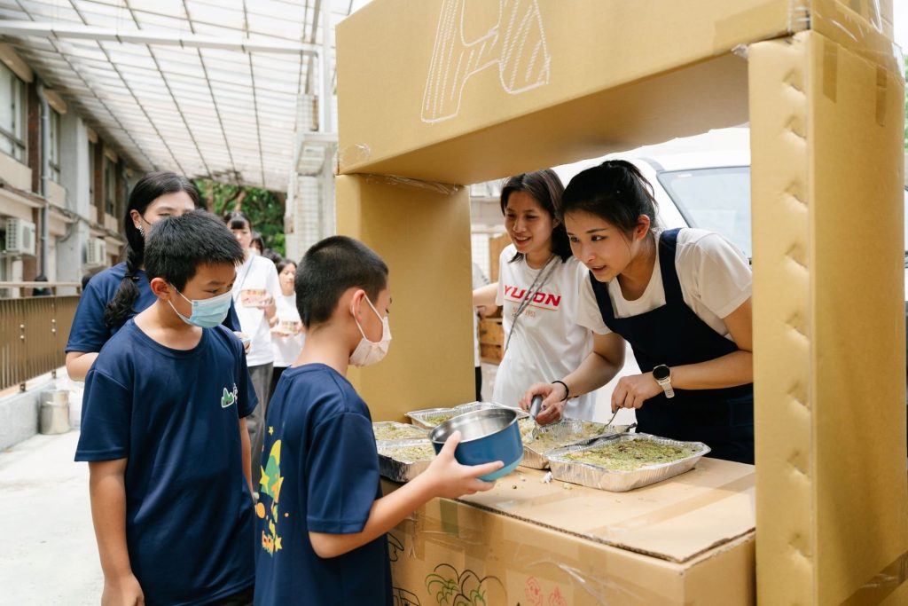 裕隆集團結合硬派卡永續行動車與志工資源，邀山佳國小與石門國小學童參與翻轉兒童節活動