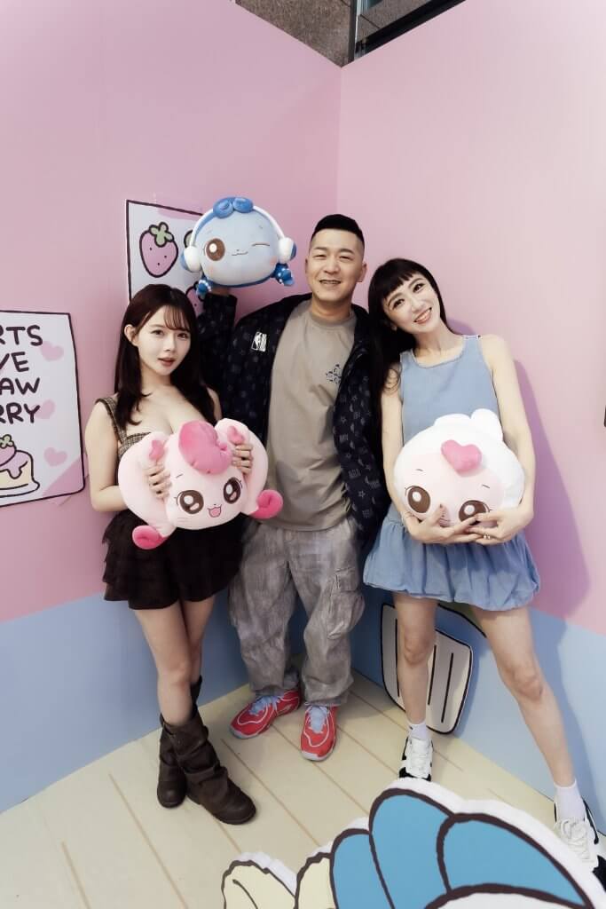 《奇妙萌可》甜心生活樂園於新光三越A11開展 草爺蔡允潔倩倩現身同樂
