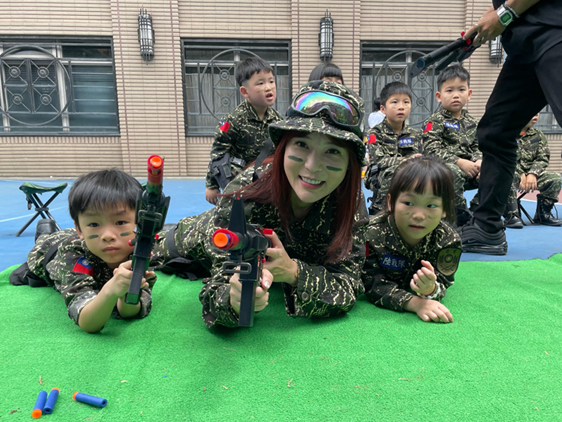 佳南幼兒園攜手小兵日記舉辦軍事體驗營，孩子在闖關活動中學習愛與陪伴