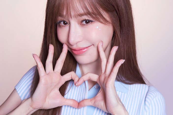 王心凌〈記得今天給愛的人比個心喔〉