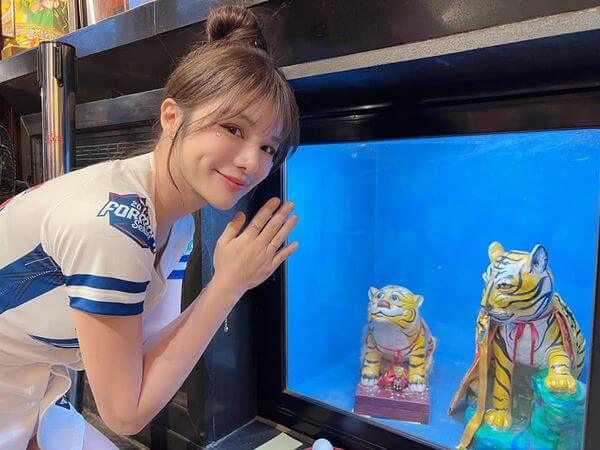 林岱縈向虎爺祈求保佑愛貓「毛球」健康平安。紅心字會