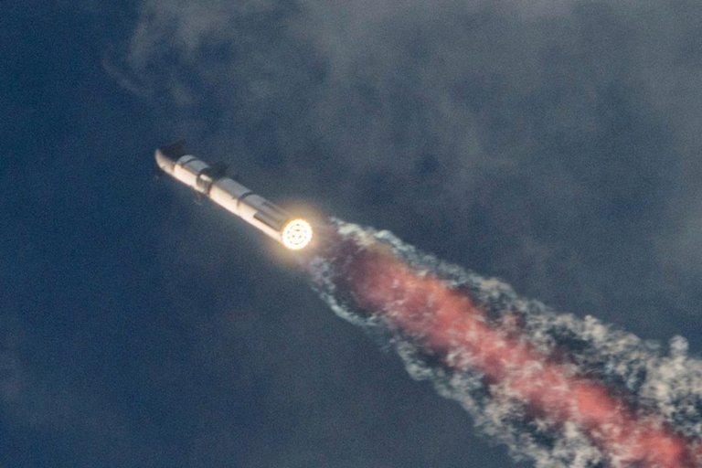 SpaceX星艦解體，脫落碎片影響航班飛機