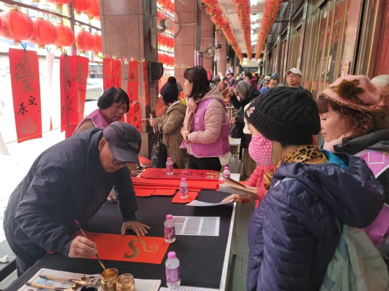 金蛇獻瑞大富大貴 救國團新北市蘆洲團委會 揮毫慶春聯