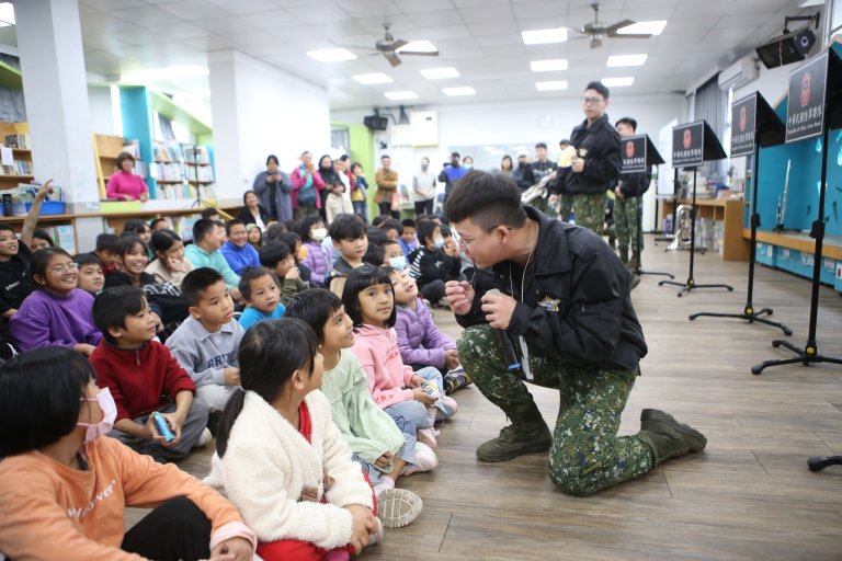 陸軍樂隊偏鄉送暖 與學童共享音樂之樂