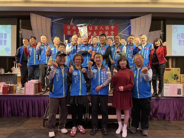 空軍航技校友總會送暖楠西震災校友