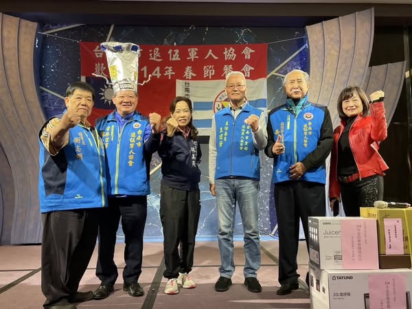 空軍航技校友總會送暖楠西震災校友