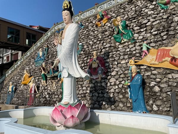 在台灣佛教出世走向入世的儒道新佛學