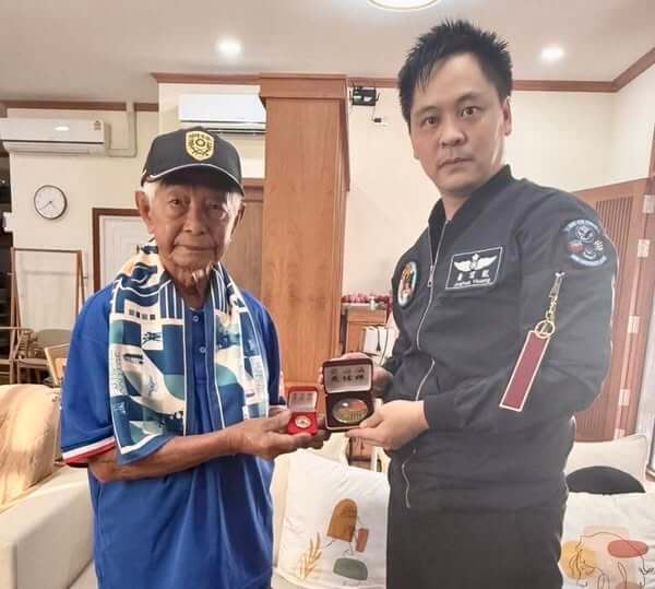 黃信凱拜會101歲、黃埔22期畢業的前上校涂剛，並致贈「黃埔建軍100週年」紀念品。