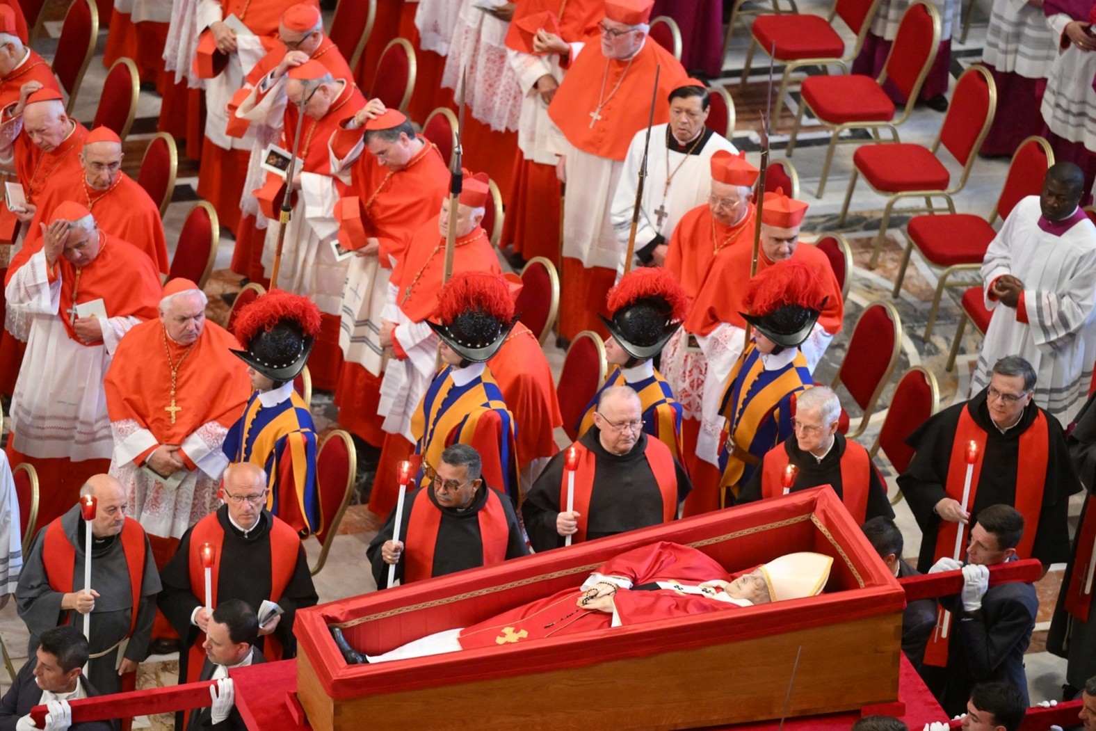 教宗方濟各辭世,萬人湧入聖彼得大教堂瞻仰遺容 教宗方濟各辭世,萬人湧入聖彼得大教堂瞻仰遺容