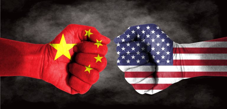 中國反擊美國關稅戰：貶值人民幣、拋售美債，全球經濟風暴將至？