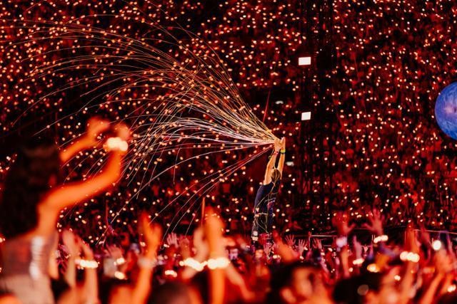 女子樂團TWICE 驚喜登場 Coldplay 韓國演唱會，掀起全場高潮