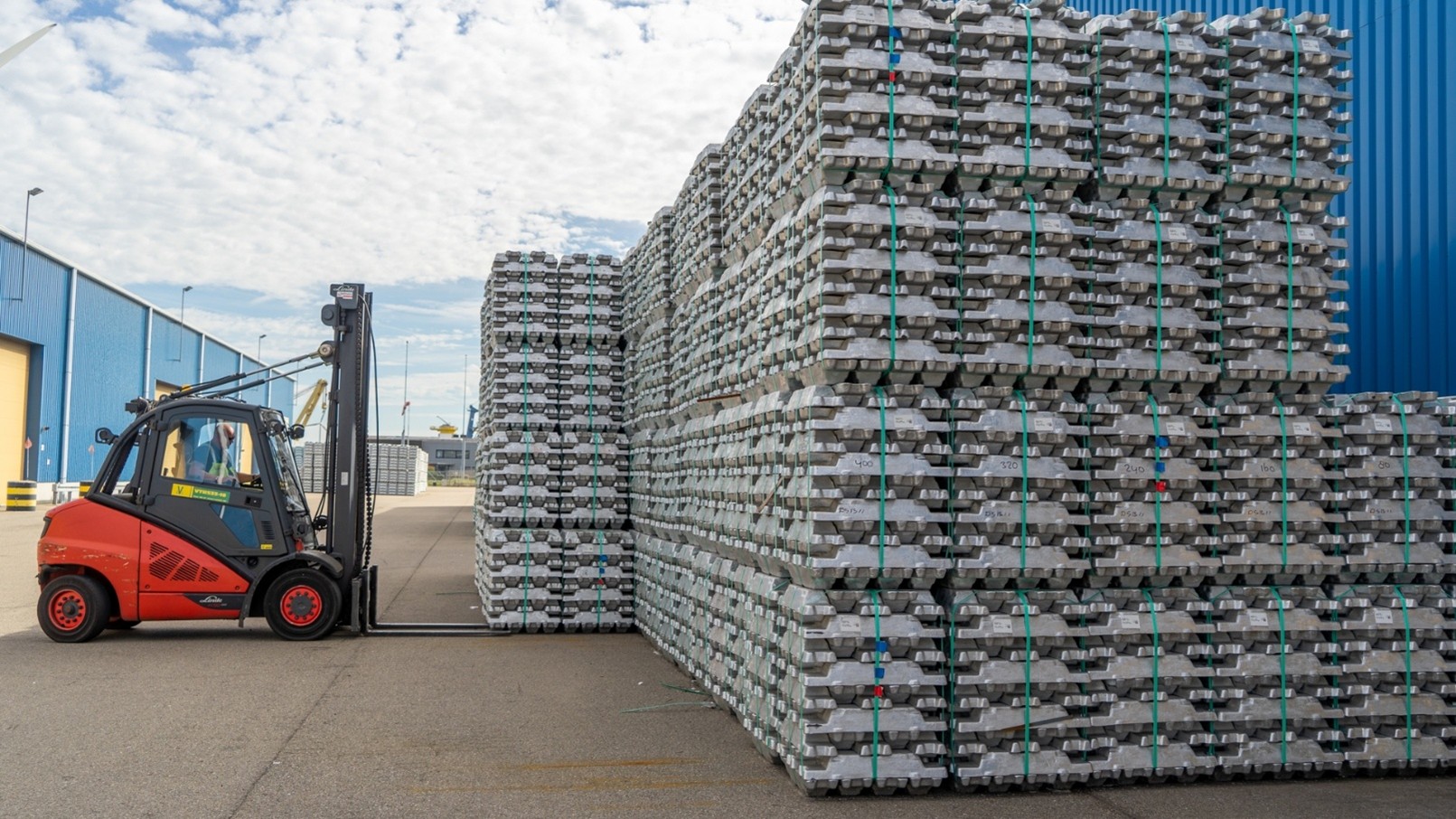 倫敦金屬交易所新增設於香港的金屬倉儲設施,強化交割體系 LME在香港的新設金屬倉儲設施外觀,支持金屬交易與交割
