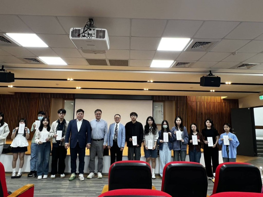 北科大經營管理系頒發優秀子女成績優良獎學金合影