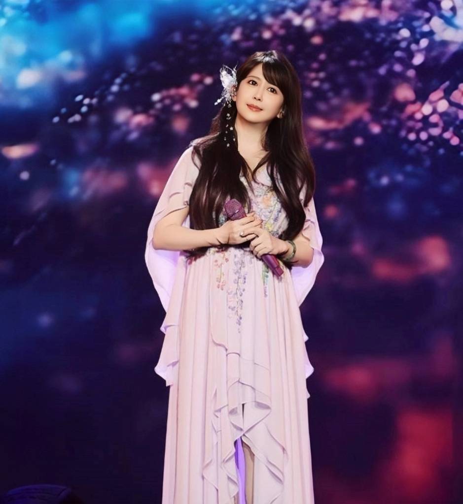 「孟庭葦於《孟裡花落知多少》35週年巡演舞台上演唱經典歌曲，展現詩意優雅風采」