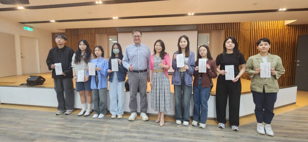 北科大經營管理系頒發優秀子女成績優良獎學金合影
