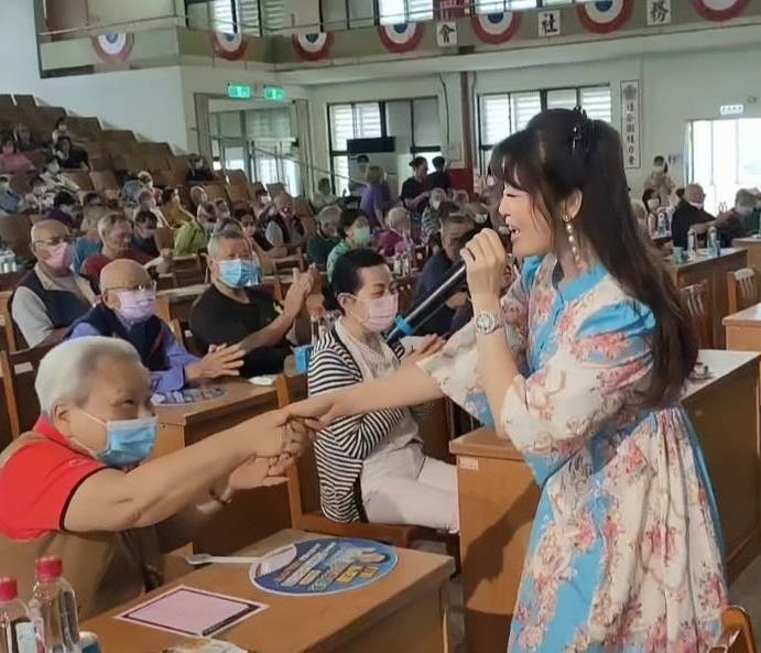 安琪菈主持花蓮榮民之家端午敬老演唱會，藝人與長輩互動熱絡