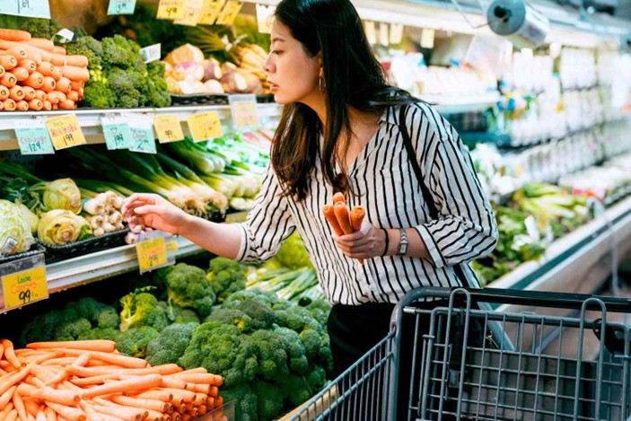 沃爾瑪店內顧客購買中國製商品，因應夏季購物潮