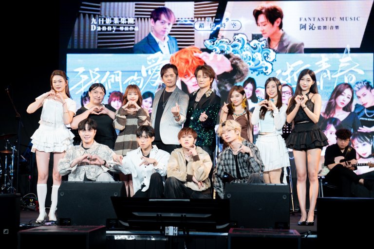 阿沁與夏娜代言 OSIRIS 現場合影