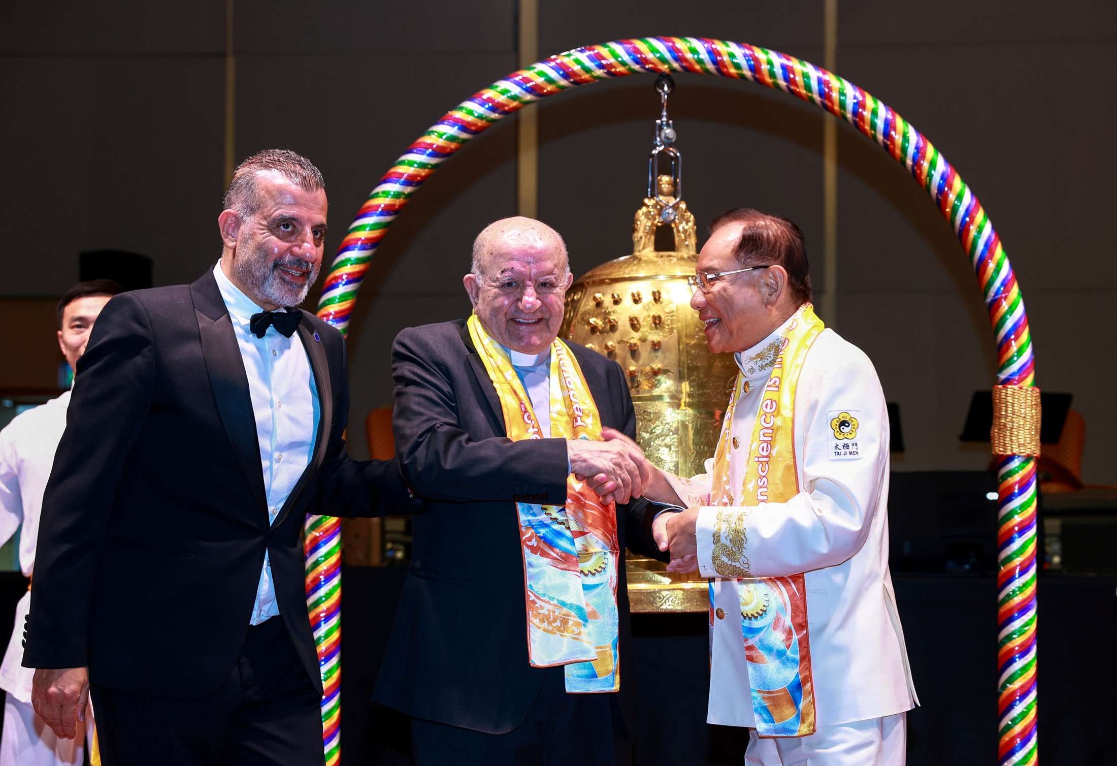 洪道子獲頒「愛與和平國際獎」歐亞高峰會肯定推動良心文化貢獻