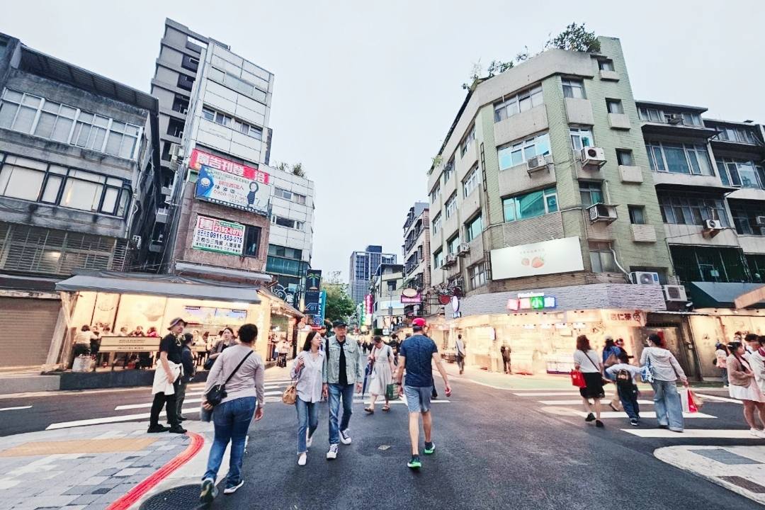 西園寺體驗永康街芒果冰 日本YouTuber西園寺在永康街品嚐芒果冰,體驗臺北五感旅程