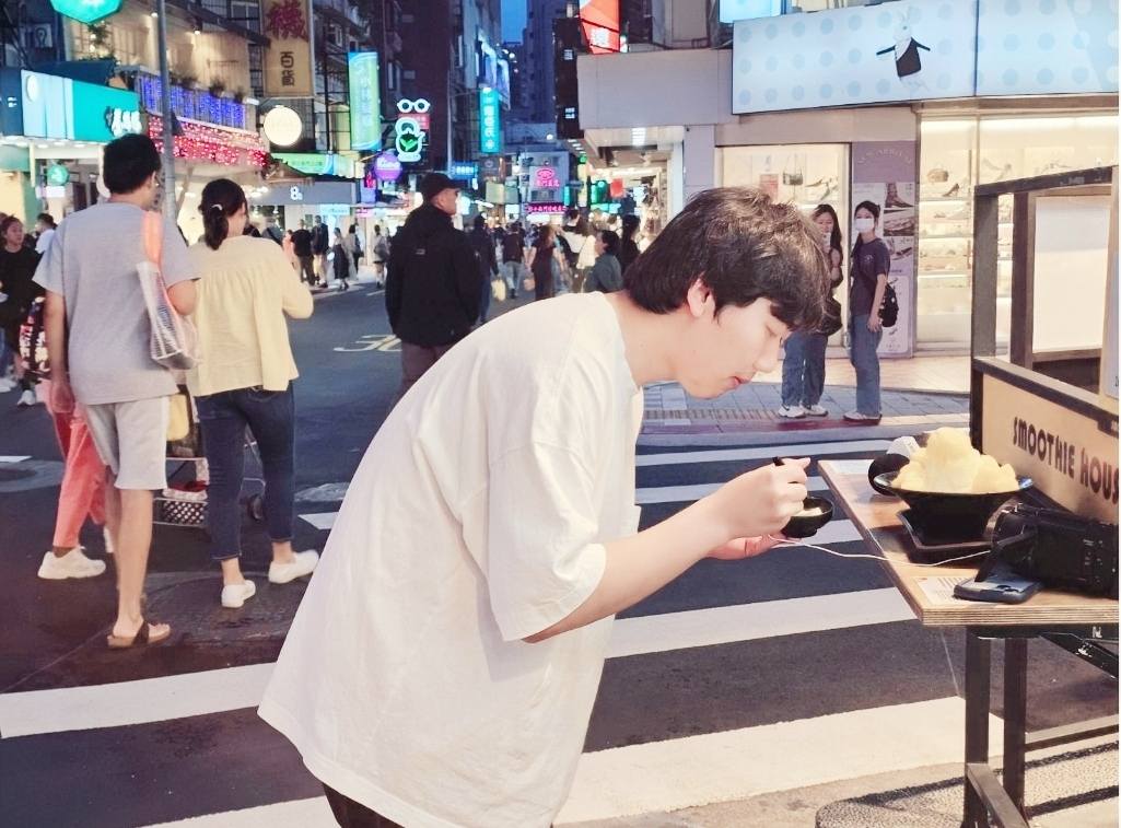 西園寺體驗永康街芒果冰 日本YouTuber西園寺在永康街品嚐芒果冰,體驗臺北五感旅程