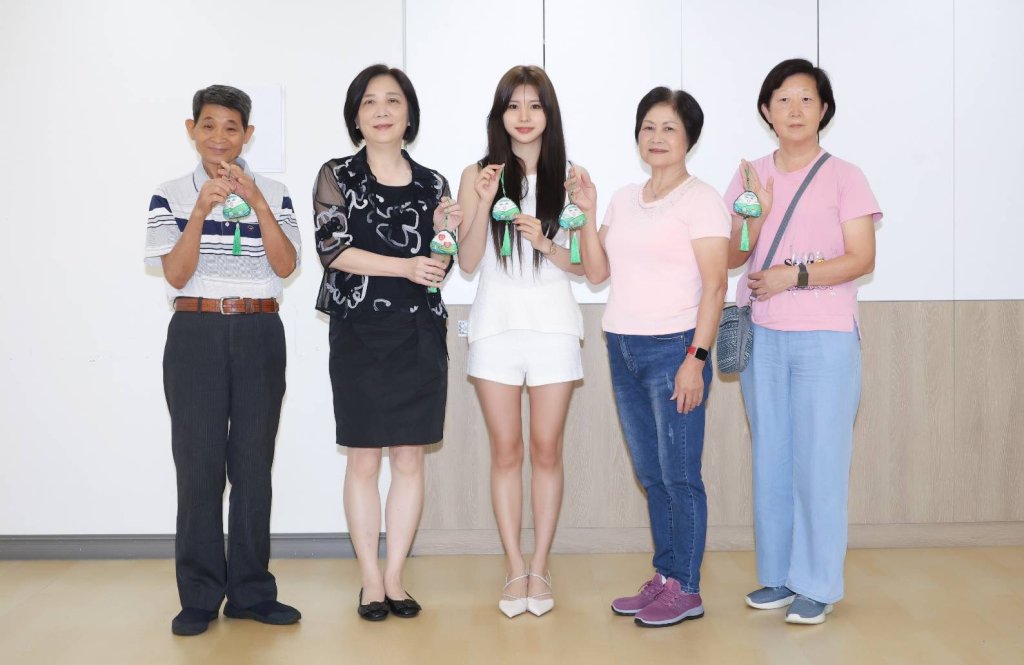 （alt） 甜心精靈全恩菲與台灣長輩一起包粽子，慶祝端午節並傳遞溫暖愛心