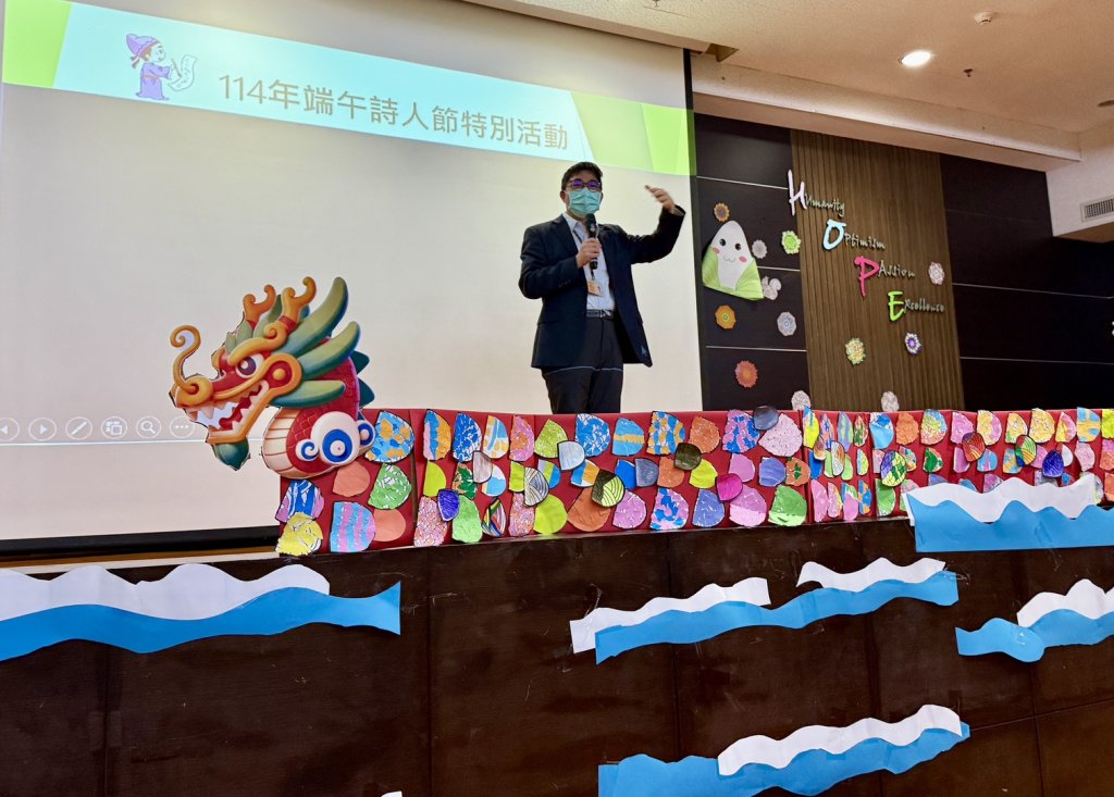職能治療師引導病友參與端午詩人節活動，進行詩詞朗誦與龍舟模擬競賽