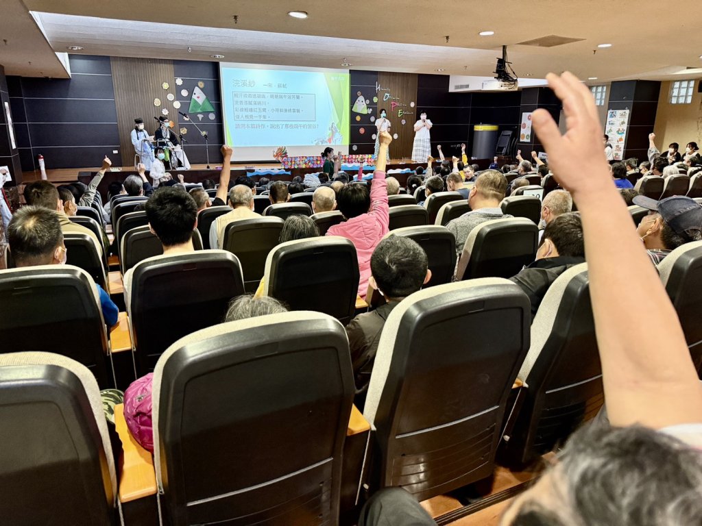 職能治療師引導病友參與端午詩人節活動，進行詩詞朗誦與龍舟模擬競賽