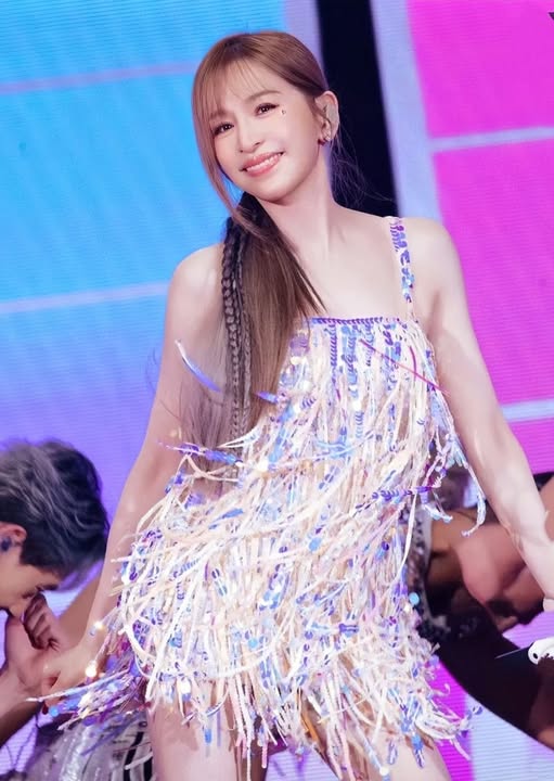 Ella與王心凌在深圳演唱會同台熱舞合唱《戀人未滿》