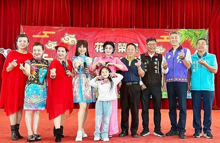 安琪菈主持花蓮榮民之家端午敬老演唱會，藝人與長輩互動熱絡