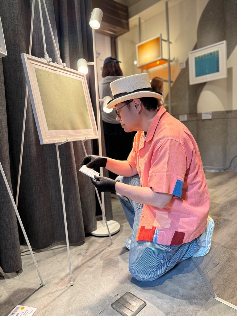 蔡康永在潮洋行《一切都會值得》展覽現場展示作品「想念」