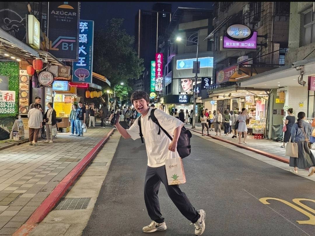 西園寺體驗永康街芒果冰 日本YouTuber西園寺在永康街品嚐芒果冰,體驗臺北五感旅程