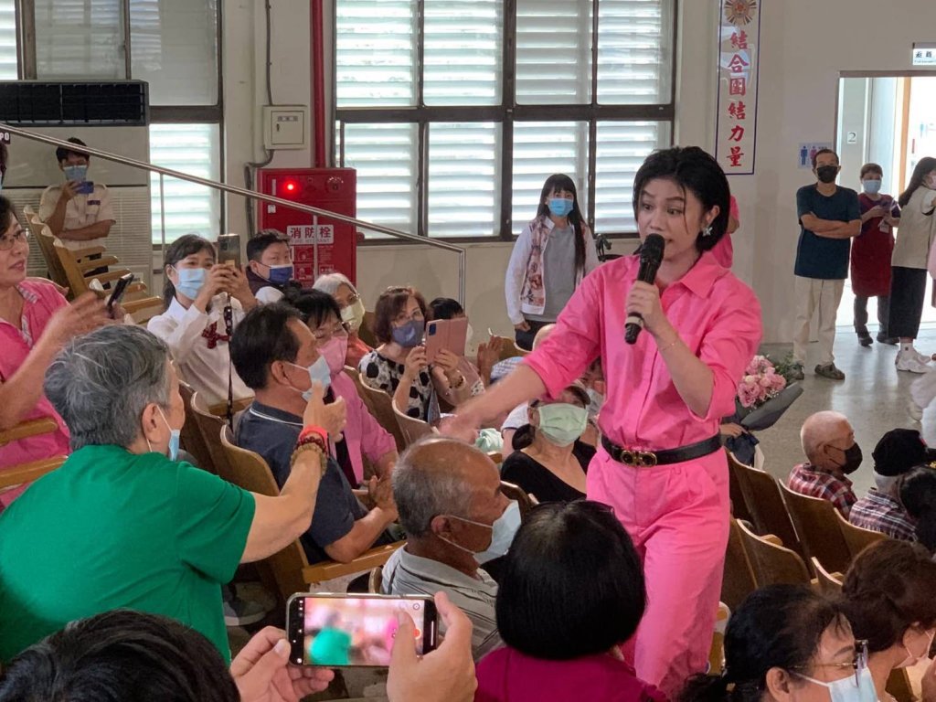 安琪菈主持花蓮榮民之家端午敬老演唱會，藝人與長輩互動熱絡