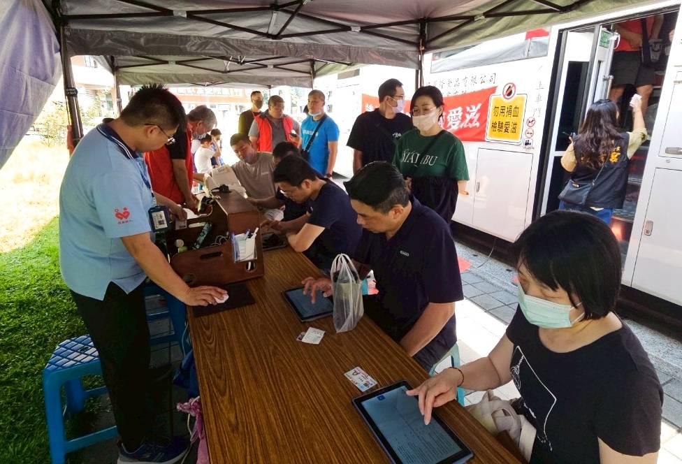 蘆洲受玄功德會45周年暨捐血活動現場，宗親會代表出席支持公益