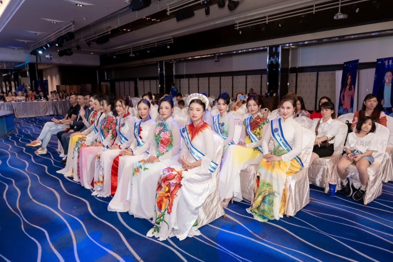 來自多國的女性企業家於2025年世界和平企業家選美大賽台灣決賽中合影留念