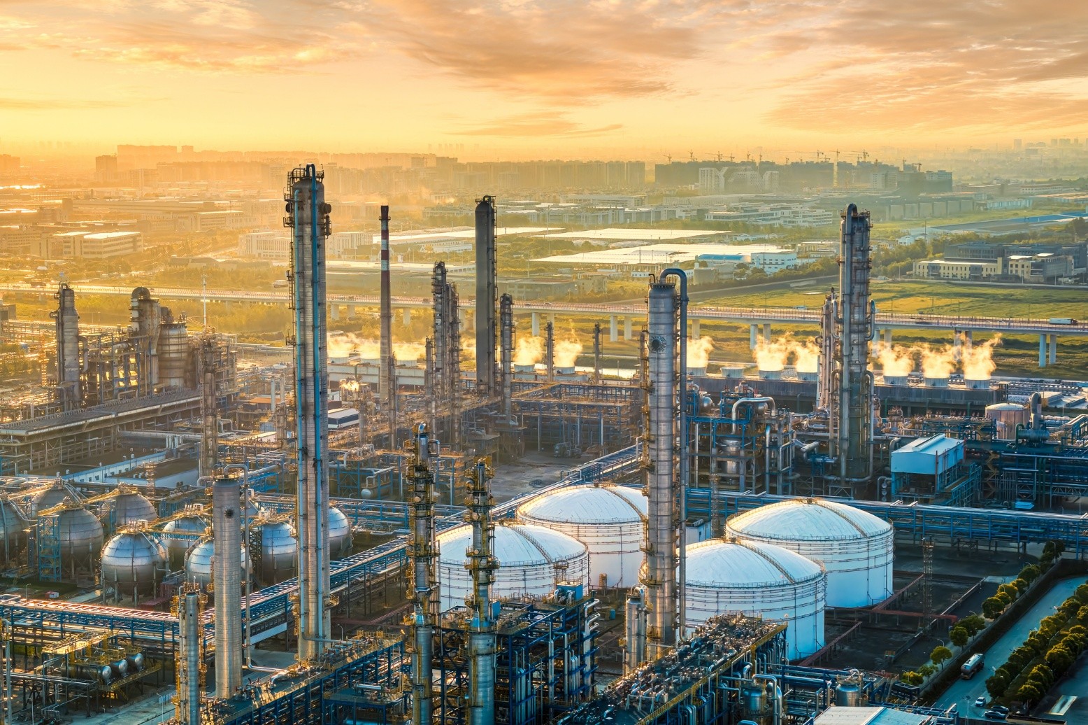 全球石油市場面臨雙重打擊:經濟下行與綠能轉型導致需求下滑,供應持續成長造成庫存激增 全球石油市場面臨雙重打擊:經濟下行與綠能轉型導致需求下滑,供應持續成長造成庫存激增