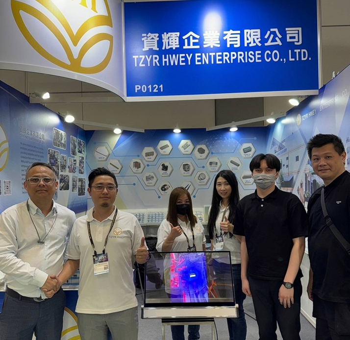 達輝國際在 2025 台北國際電腦展展示最新 Micro LED 透明顯示器，具備高透光與模組化拼接設計