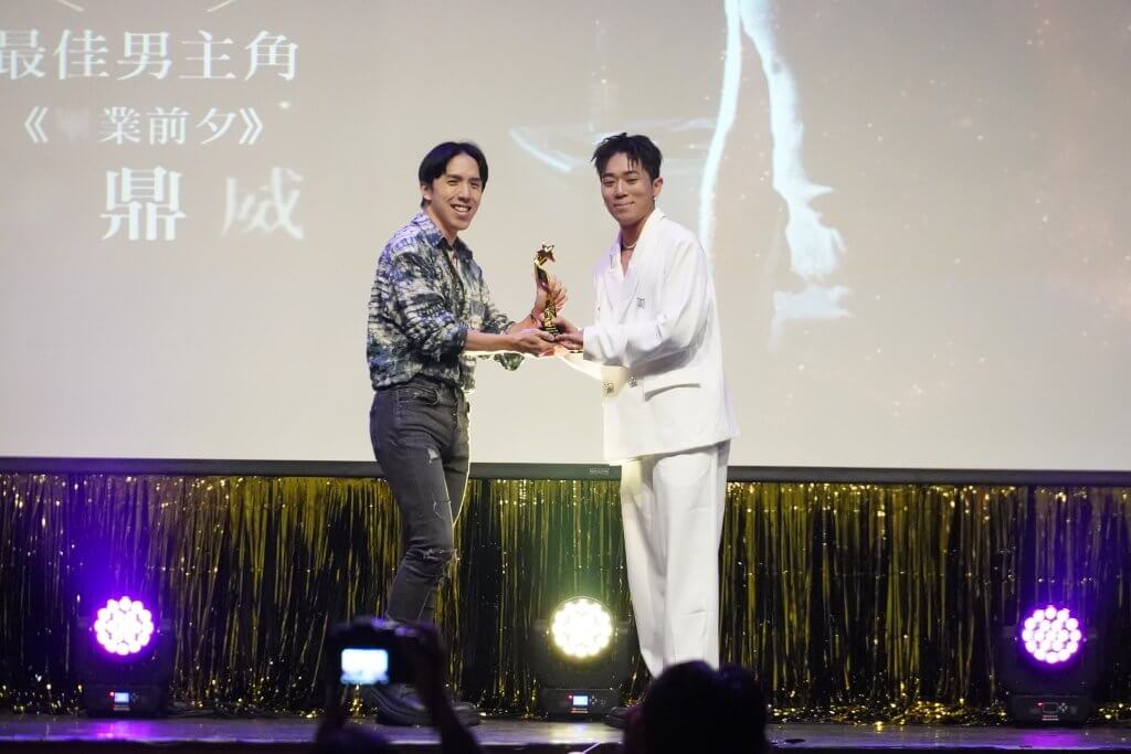 2025醒吾科大摘星獎頒獎典禮現場，陳鼎威與宋庭儀領獎畫面