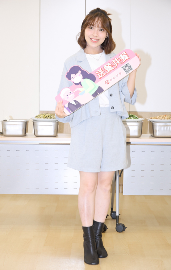 陳佩賢公益行動，與紅心字會合作製作便當關懷長者