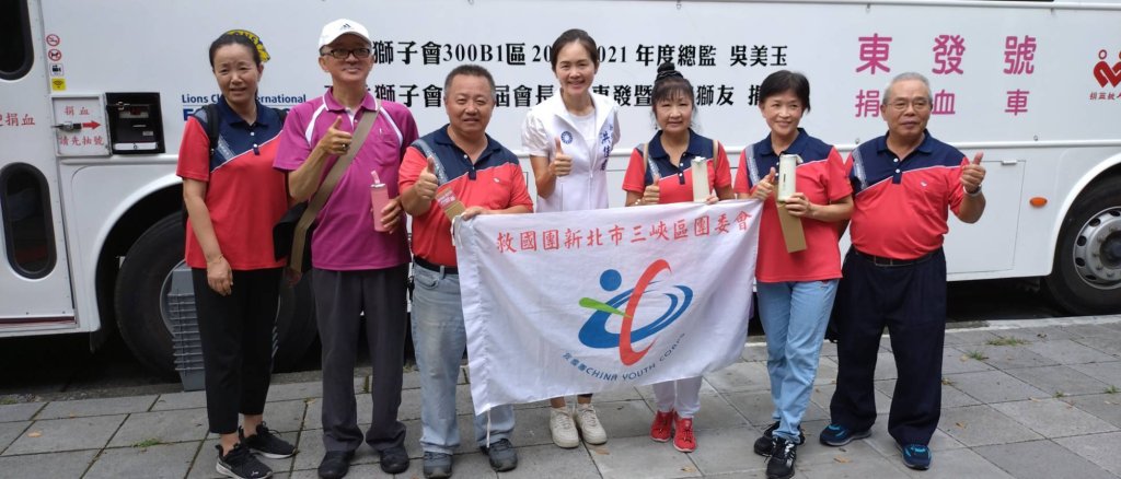 救國團三峽區捐血活動現場，義工揮汗宣傳，募集222袋熱血
