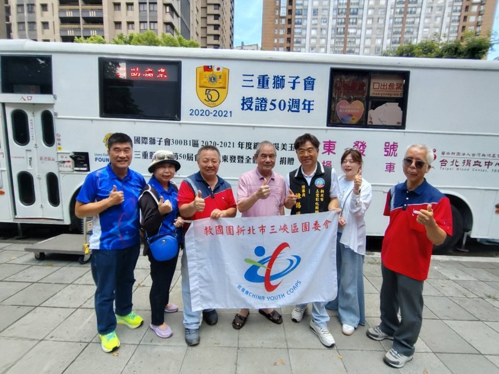 救國團三峽區捐血活動現場，義工揮汗宣傳，募集222袋熱血