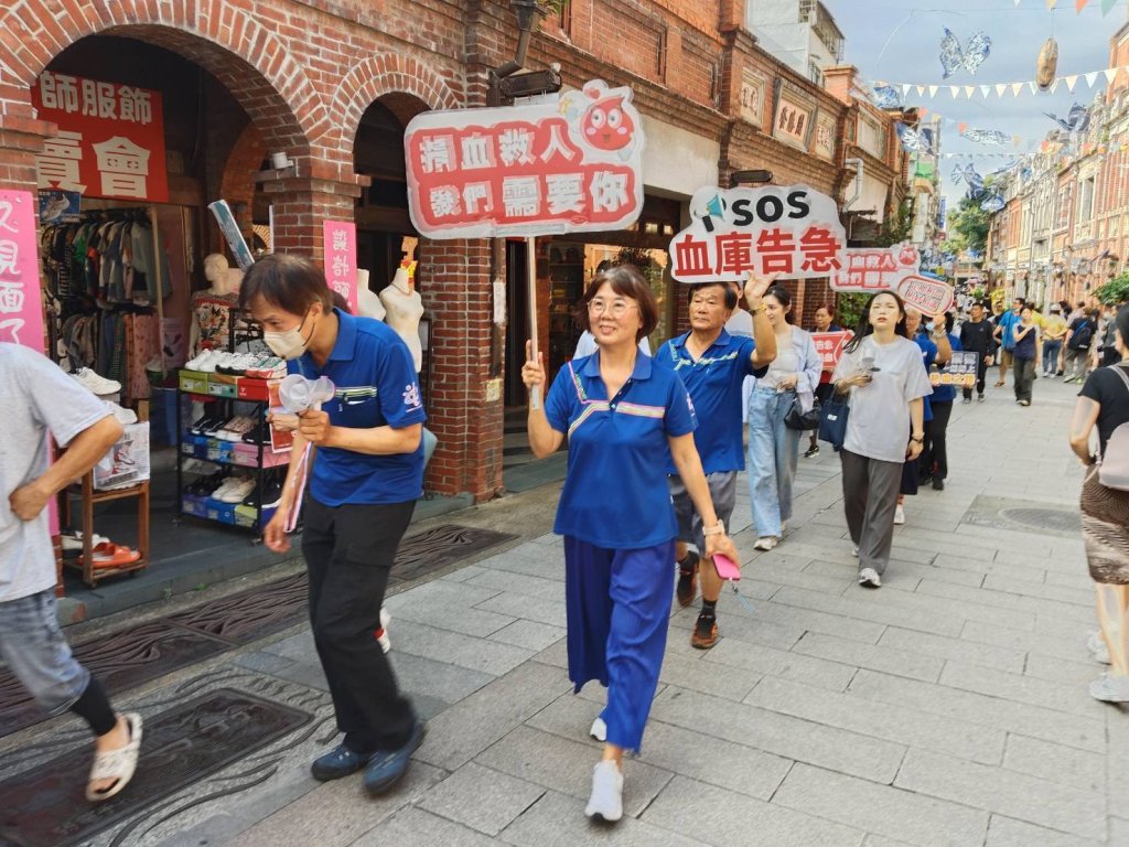 救國團三峽區捐血活動現場，義工揮汗宣傳，募集222袋熱血