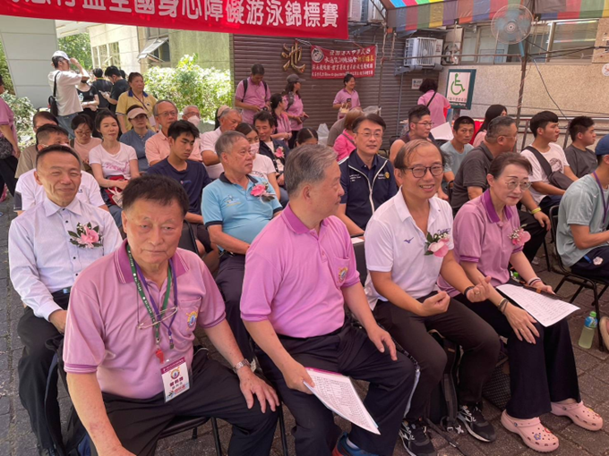 第17屆慧行盃全國身心障礙游泳錦標賽選手奮力游泳畫面