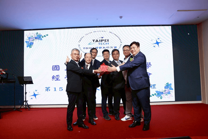 第十五屆會員大會理事長交接晚會現場照片 北科大經管系友會第十五屆會員大會交接現場,歷屆理事長與貴賓共同見證傳承時刻