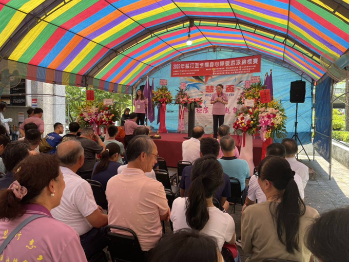 第17屆慧行盃全國身心障礙游泳錦標賽選手奮力游泳畫面