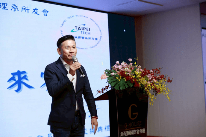 第十五屆會員大會理事長交接晚會現場照片 北科大經管系友會第十五屆會員大會交接現場,歷屆理事長與貴賓共同見證傳承時刻