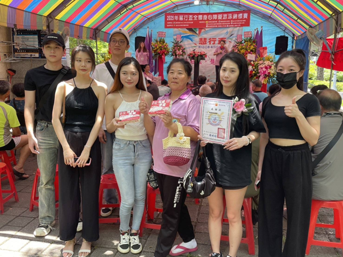 第17屆慧行盃全國身心障礙游泳錦標賽選手奮力游泳畫面