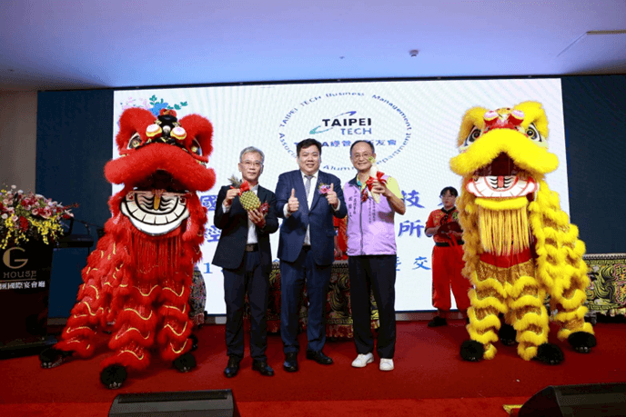 第十五屆會員大會理事長交接晚會現場照片 北科大經管系友會第十五屆會員大會交接現場,歷屆理事長與貴賓共同見證傳承時刻