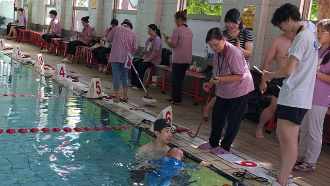 第17屆慧行盃全國身心障礙游泳錦標賽選手奮力游泳畫面