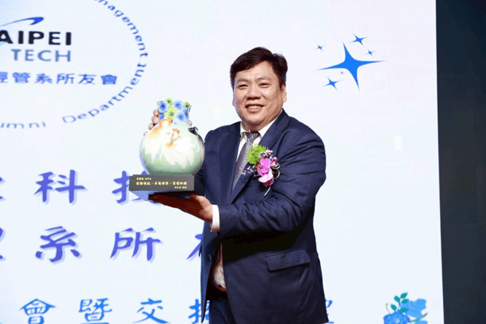 北科大經管系友會第十五屆會員大會交接現場,歷屆理事長與貴賓共同見證傳承時刻